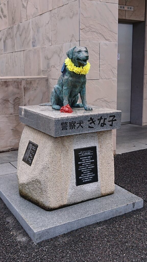 ポケモンマンホールの近くにある「警察犬きな子」の像