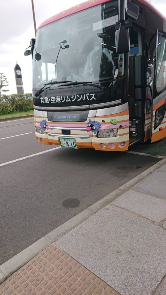 高松空港に着いたヤドンバス前部
これは2号車だったのだね